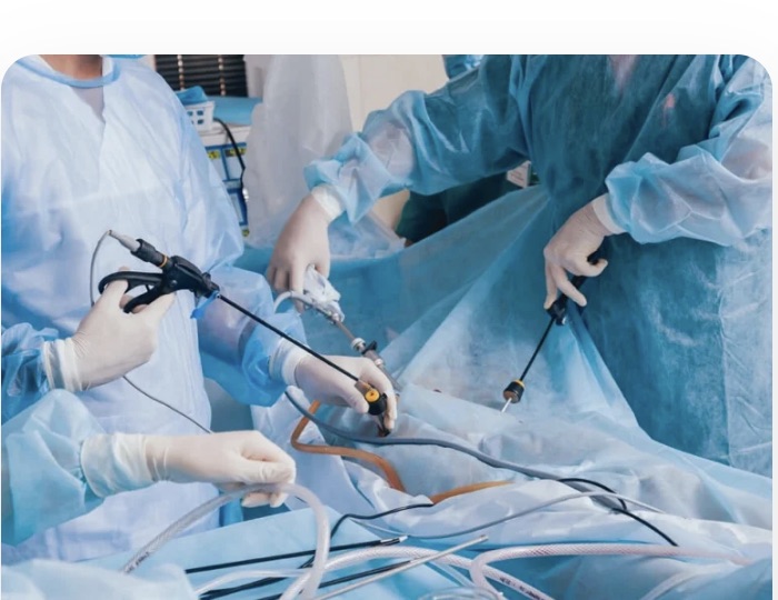 Dr. Marco Albán exponiendo en las Jornadas Médicas del Hospital Alcívar